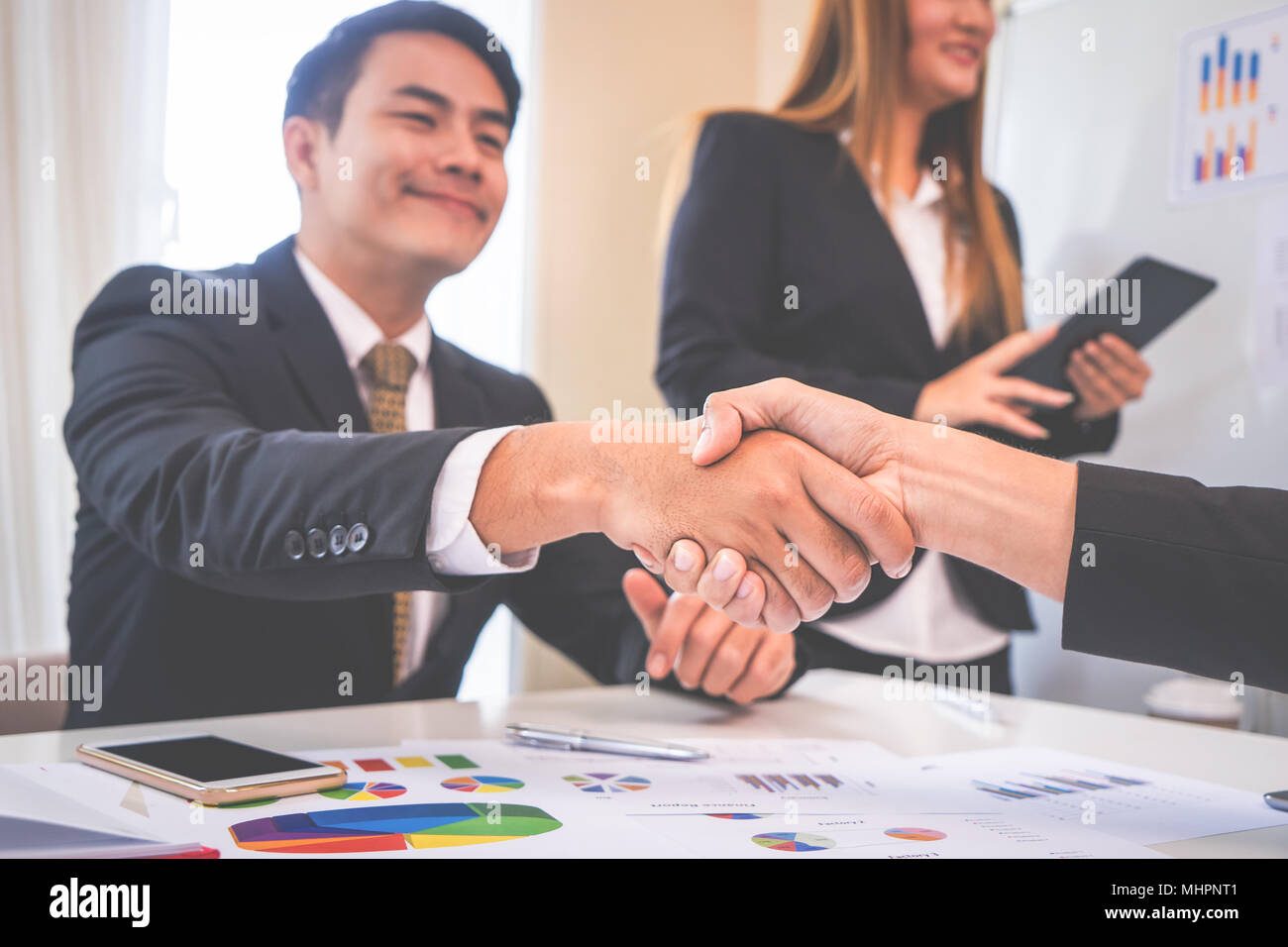 Business man è lieto sorriso agitando la mano con il partner Foto Stock