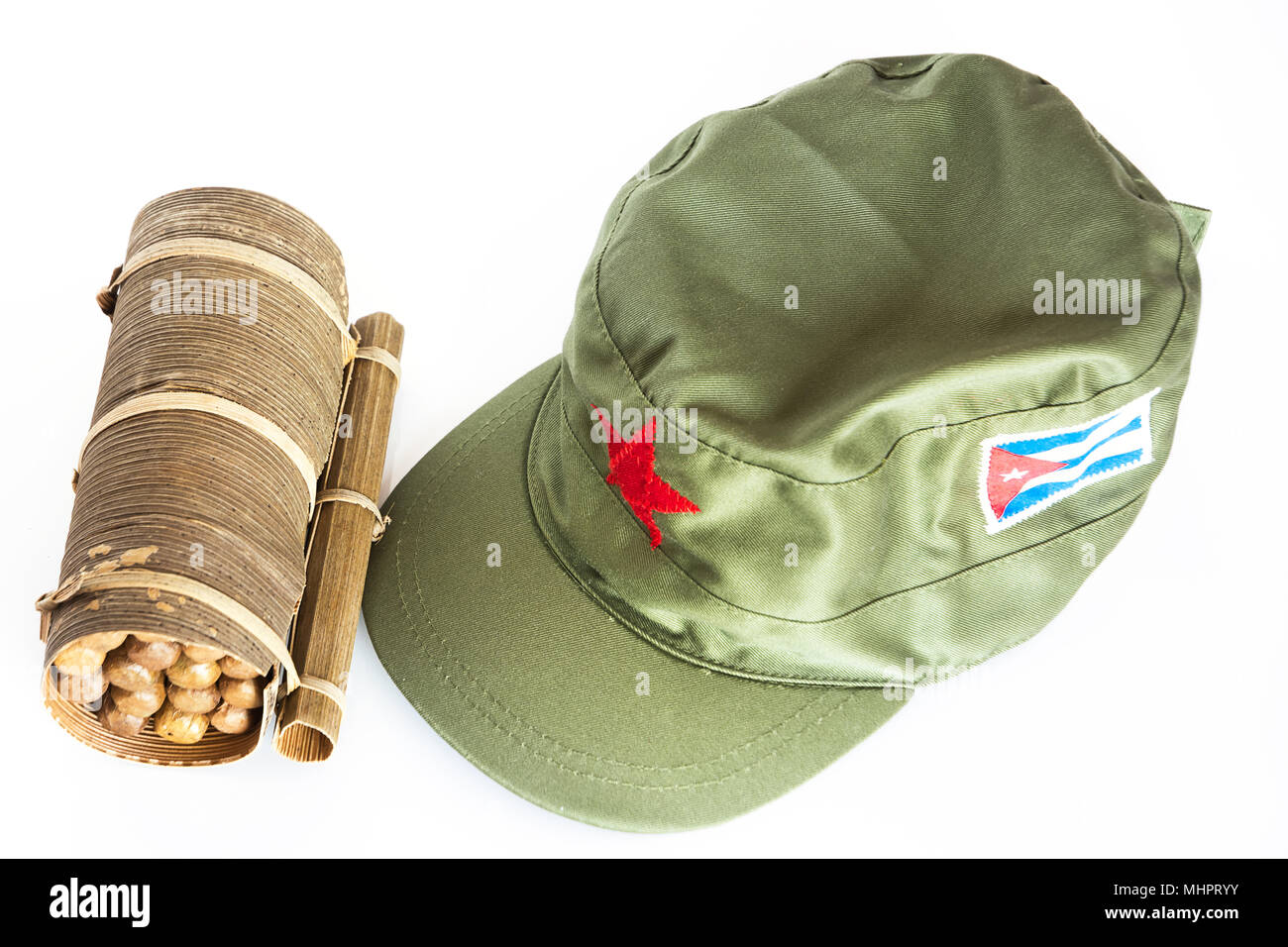 Alcuni sigari cubani laminato in foglia di banano e cappello militare con  la stella rossa e la bandiera di Cuba Foto stock - Alamy
