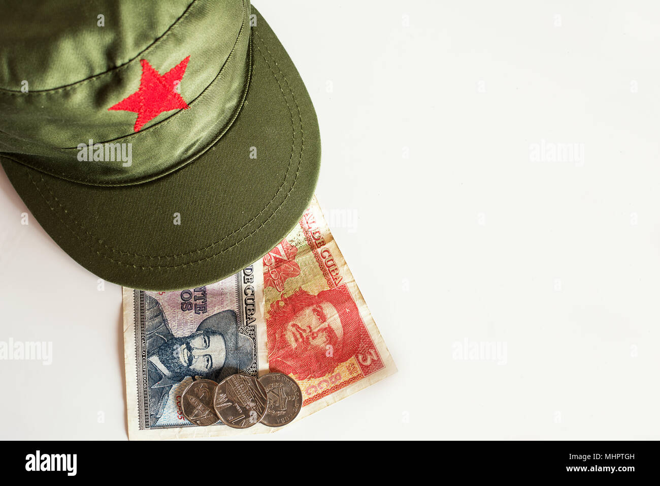 Alcuni pesos cubani con eroi icona di Guevara e Cienfuegos e cappello militare Foto Stock