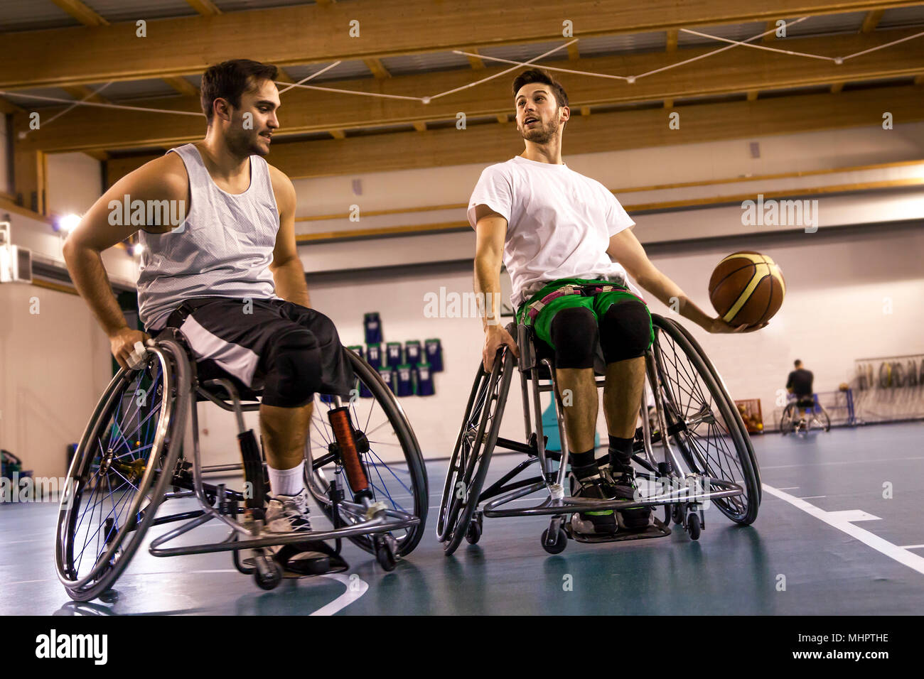 Sport disabili uomini in azione durante la riproduzione indoor basketball presso un campo da pallacanestro Foto Stock