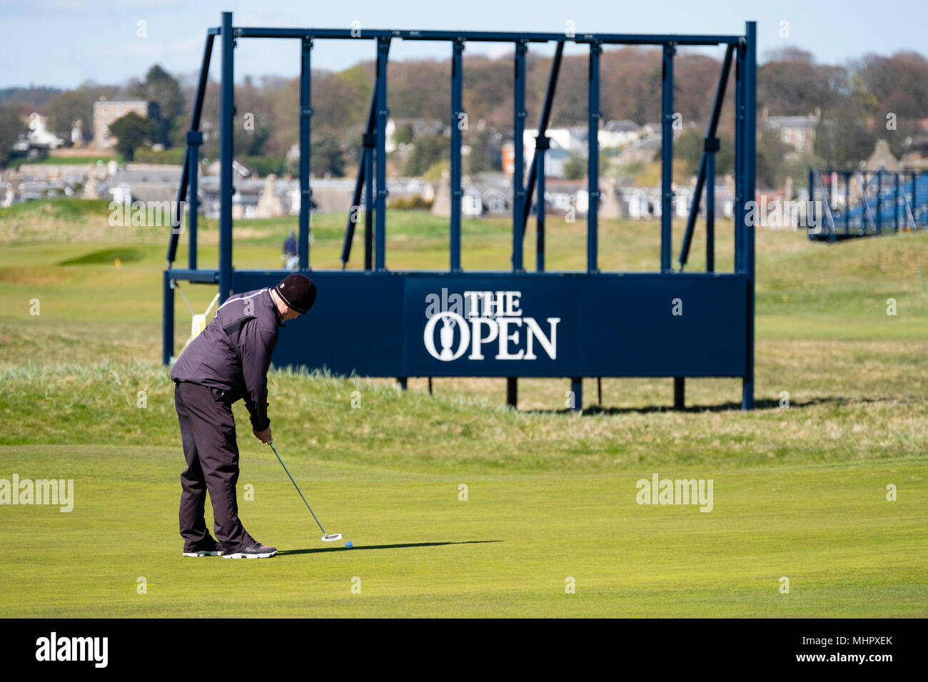 Il Golfer mettendo sul verde nella parte anteriore del quadro di valutazione in corso di costruzione a Carnoustie Golf Links a Carnoustie, Angus, Scotland, Regno Unito. Carnoustie è luogo di ritrovo per Foto Stock