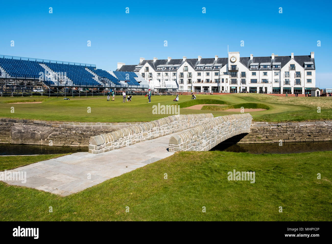 Vista di Carnoustie Golf Hotel dietro xviii verde con Barry masterizzare e ponte in primo piano a Carnoustie Golf Links a Carnoustie, Angus, Scotla Foto Stock
