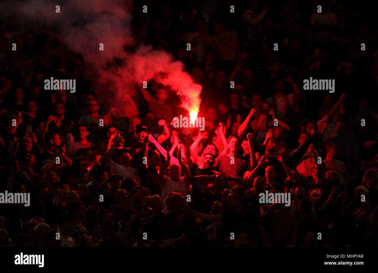Tifosi del Liverpool festeggiare il raggiungimento della finale di Champions League dopo la UEFA Champions League, Semi Finale, la seconda gamba allo Stadio Olimpico di Roma. Foto Stock