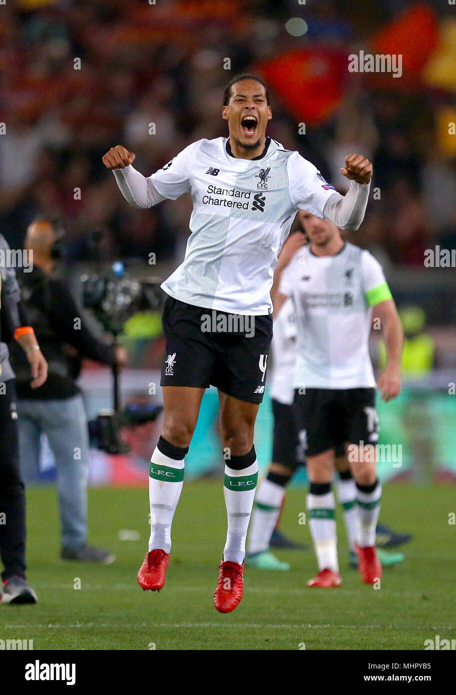 Di Liverpool Virgilio van Dijk celebra dopo il fischio finale della UEFA Champions League, Semi Finale, la seconda gamba allo Stadio Olimpico di Roma. Foto Stock
