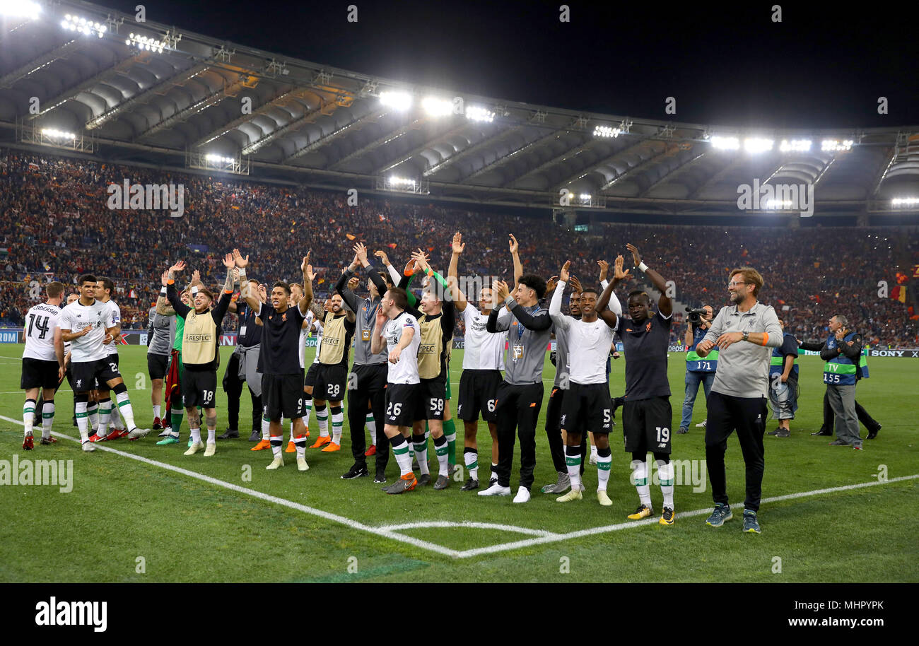 Liverpool giocatori festeggiare sul campo dopo il fischio finale della UEFA Champions League, Semi Finale, la seconda gamba allo Stadio Olimpico di Roma. Foto Stock