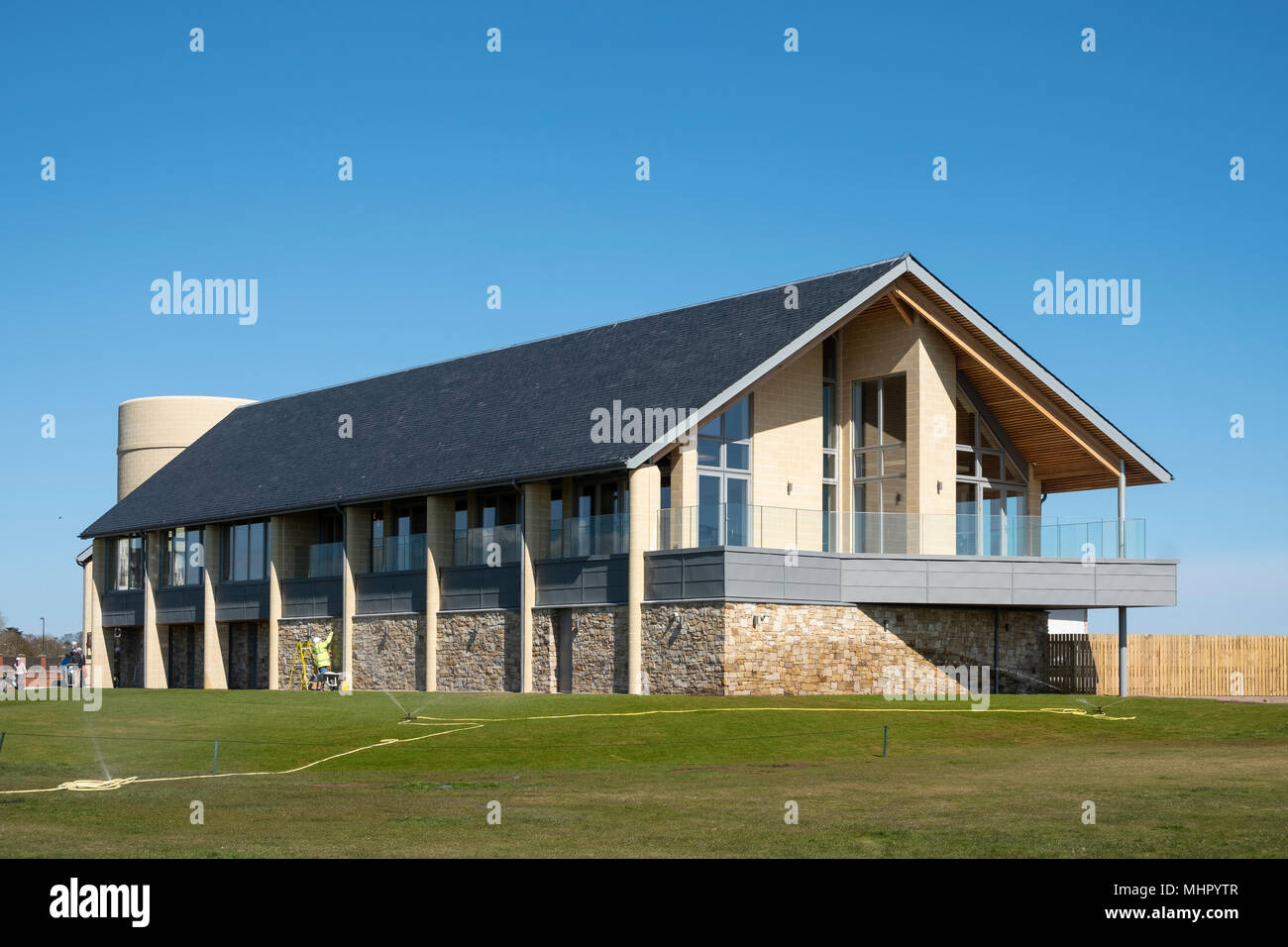 Vista della nuova clubhouse (aperto nell'aprile 2018) a Carnoustie Golf Links a Carnoustie, Angus, Scotland, Regno Unito. Carnoustie è luogo di ritrovo per il 147th campione aperto Foto Stock