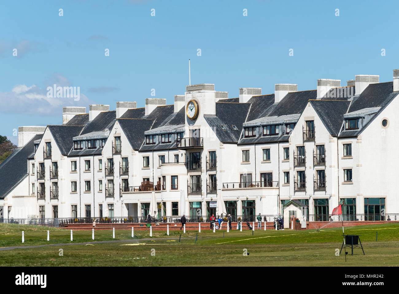 Vista di Carnoustie Golf Hotel dietro xviii verde a Carnoustie Golf Links a Carnoustie, Angus, Scotland, Regno Unito. Carnoustie è luogo di ritrovo per il 147th Foto Stock
