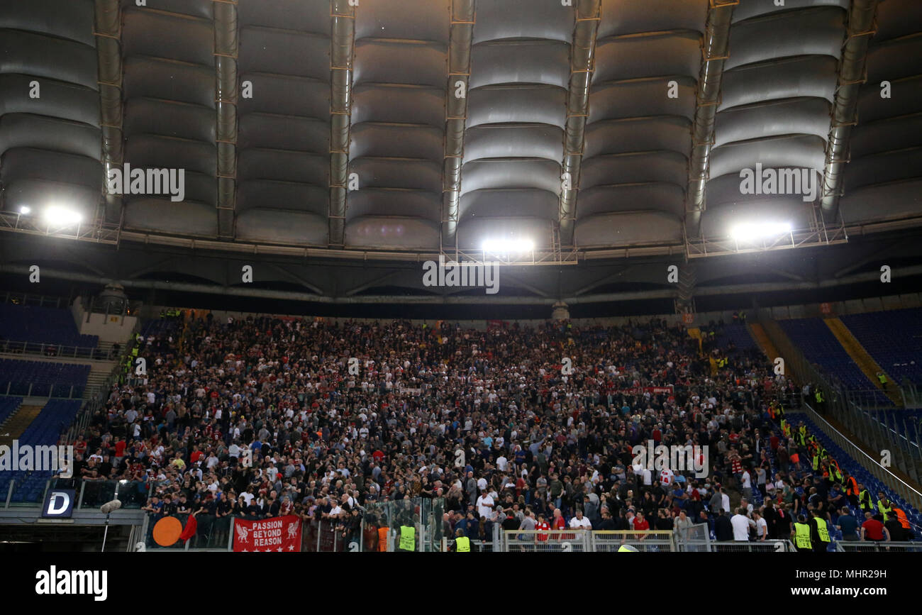 Tifosi del Liverpool sono tenuti nello stadio dopo la finale della UEFA Champions League, Semi Finale, la seconda gamba allo Stadio Olimpico di Roma. Foto Stock