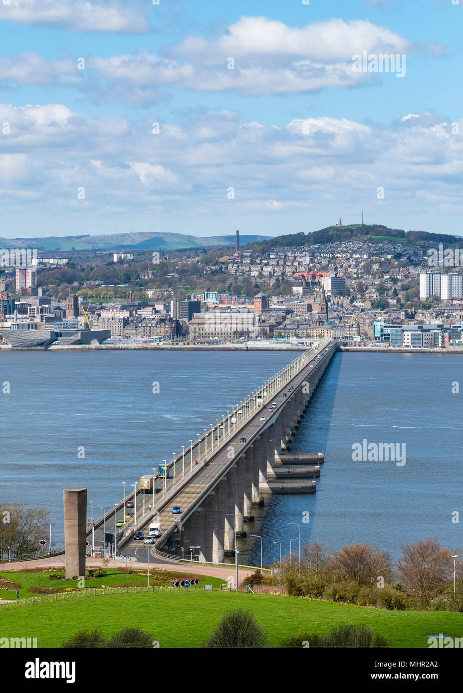 Vista sul fiume Tay e Tay Road Bridge alla città di Dundee in Tayside, Scotland, Regno Unito. Foto Stock