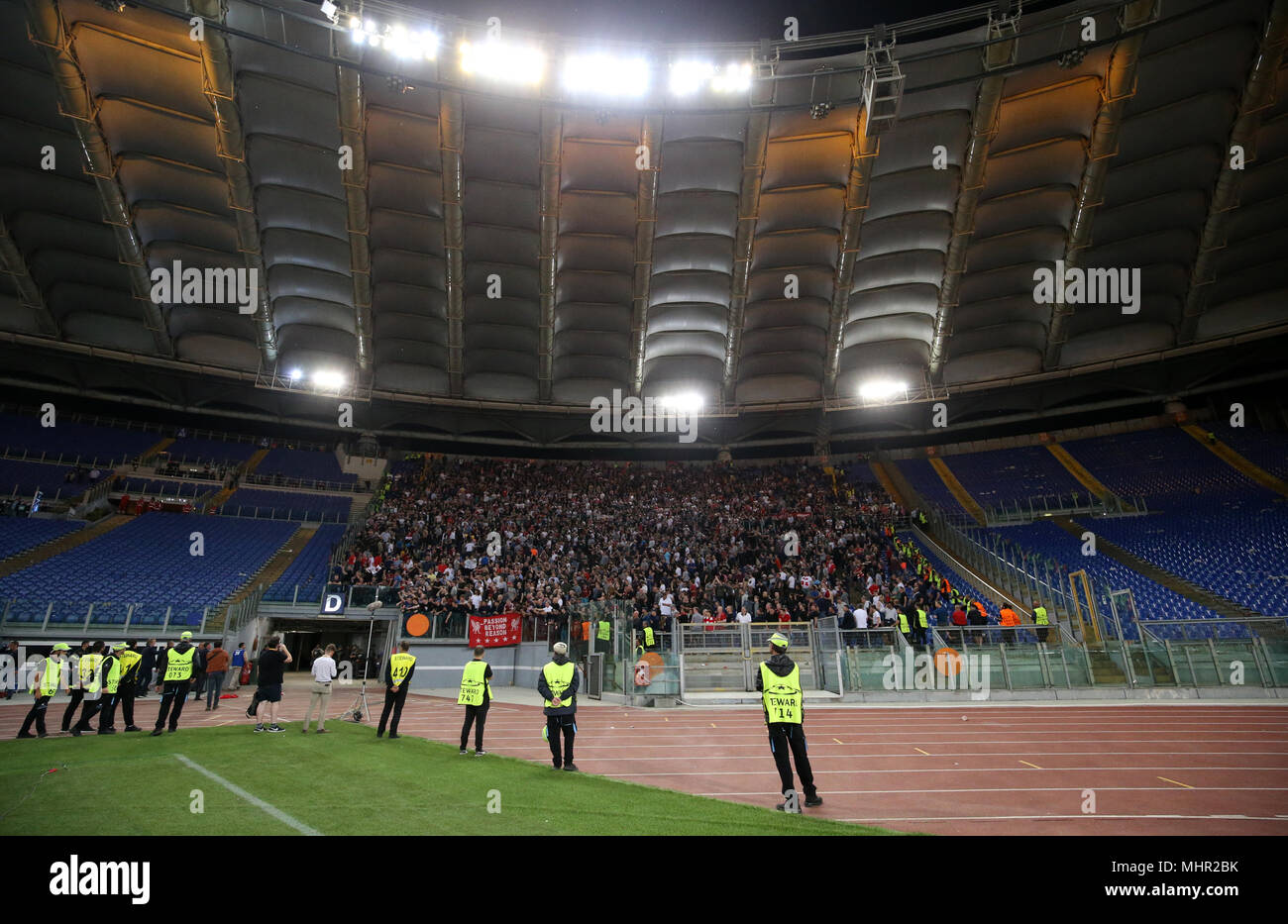 Tifosi del Liverpool sono tenuti nello stadio dopo la finale della UEFA Champions League, Semi Finale, la seconda gamba allo Stadio Olimpico di Roma. Foto Stock