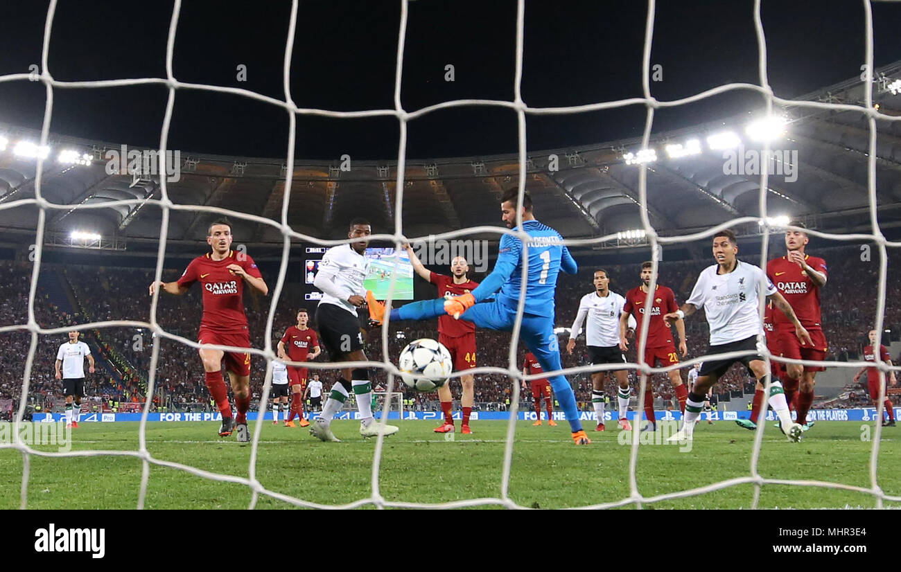 Di Liverpool Georginio Wijnaldum punteggi al suo fianco il secondo obiettivo del gioco durante la UEFA Champions League, Semi Finale, la seconda gamba allo Stadio Olimpico di Roma. Foto Stock