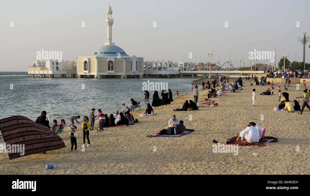 La spiaggia pubblica di Jeddah, Arabia Saudita vicino alla moschea galleggiante, un popolare luogo di pellegrinaggio Foto Stock