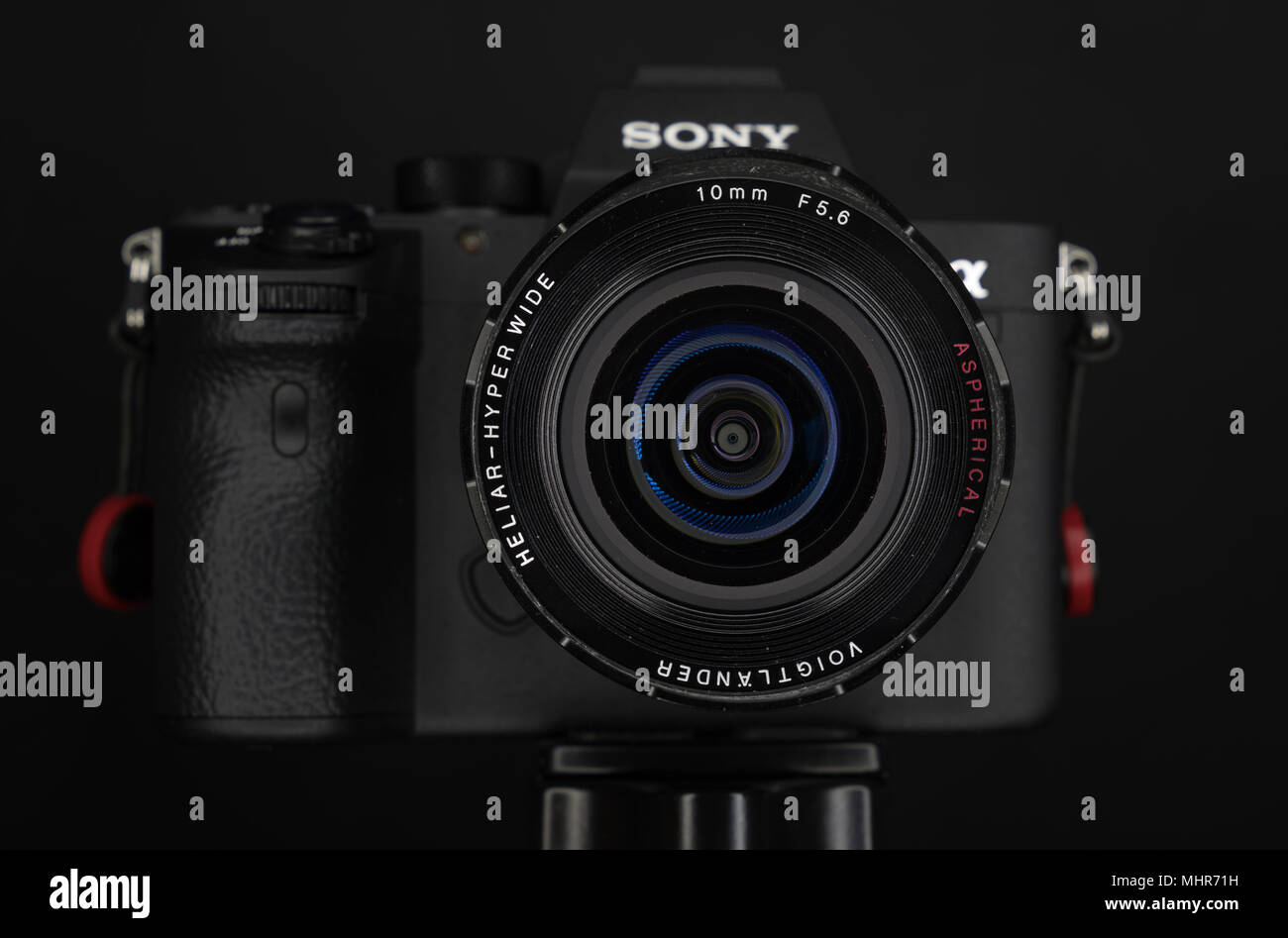 Berlino, Germania - 02 Gennaio 2018: Sony a7R II alfa Mirrorless Fast-messa a fuoco e 4K-scatto fotocamera digitale Foto Stock