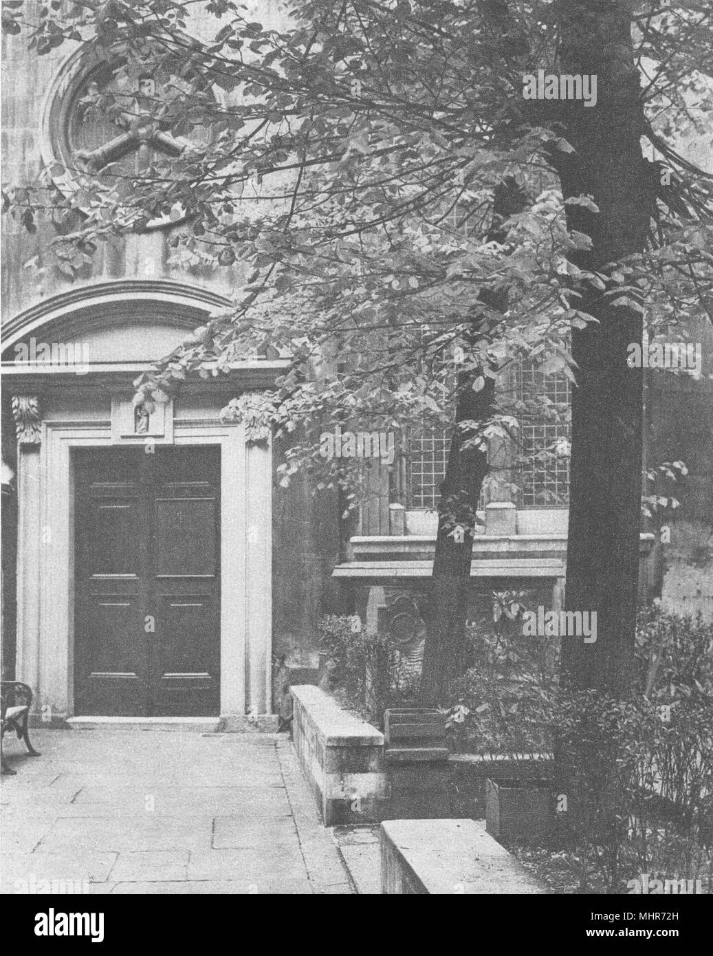 Londra. Porta sud della chiesa di Santa Maria Aldermanbury 1926 antica stampa Foto Stock