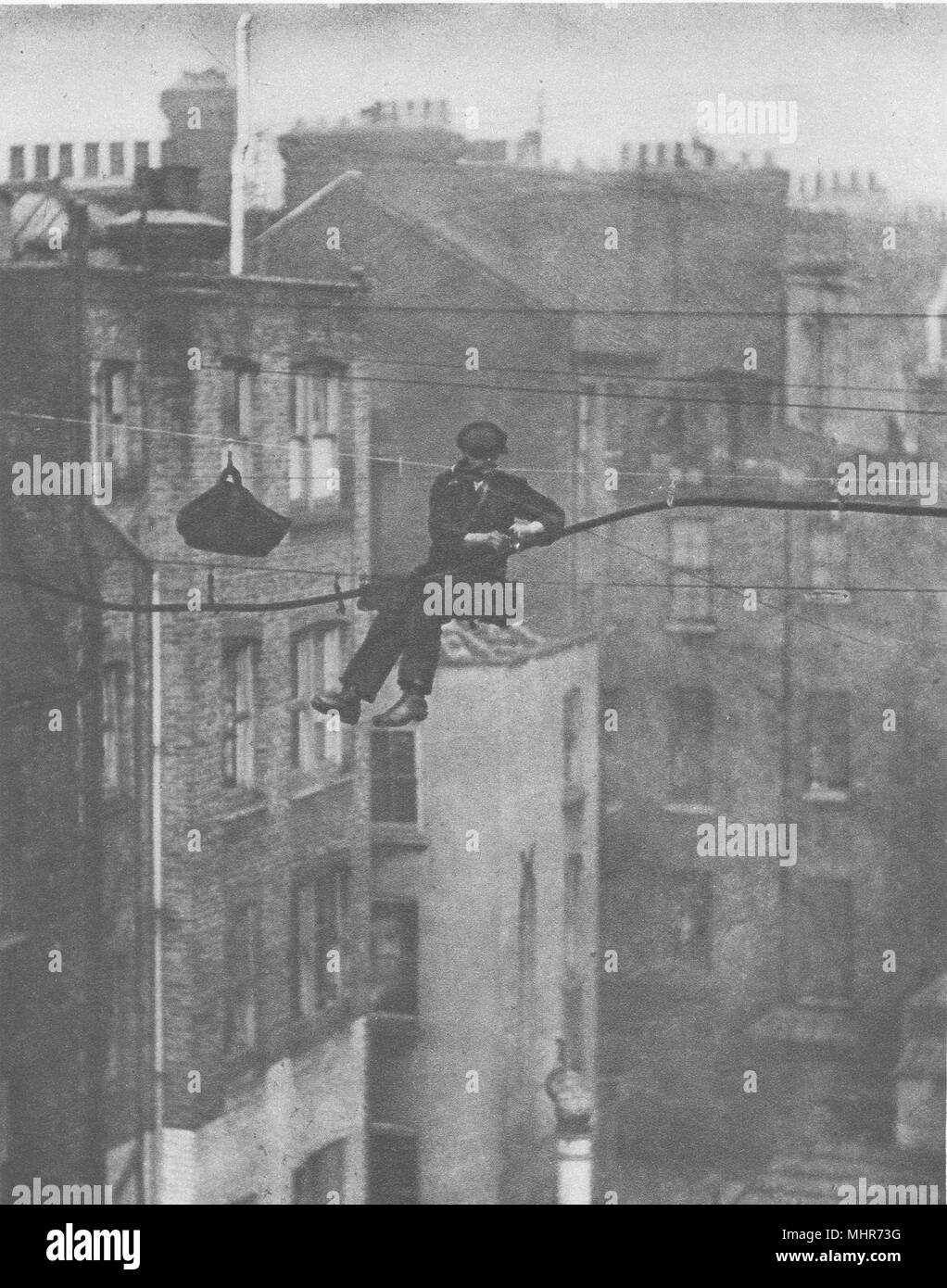 LONDON W1. La sospensione di un cavo telefonico tra condotto e Maddox strade 1926 Foto Stock