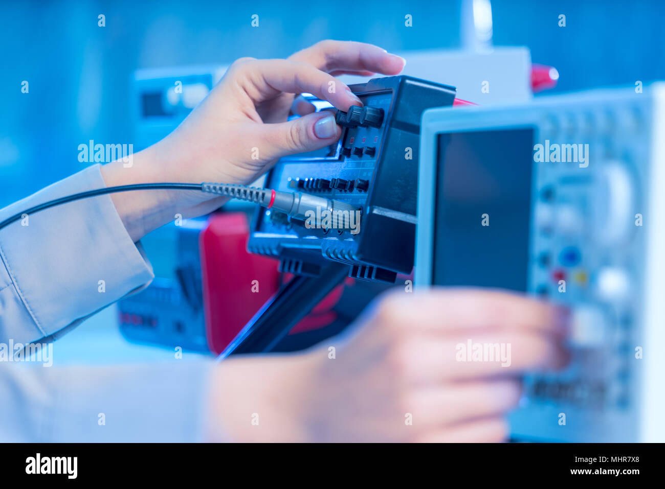 Misurazione nel laboratorio di elettronica Foto Stock