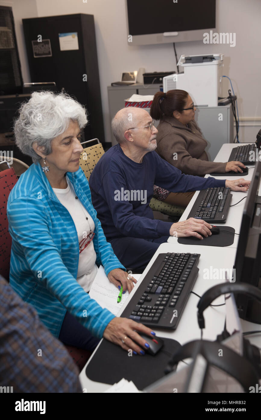 Seniors a un senior citizen centro prendere un computer in classe la parte inferiore di Manhattan, New York City. Foto Stock