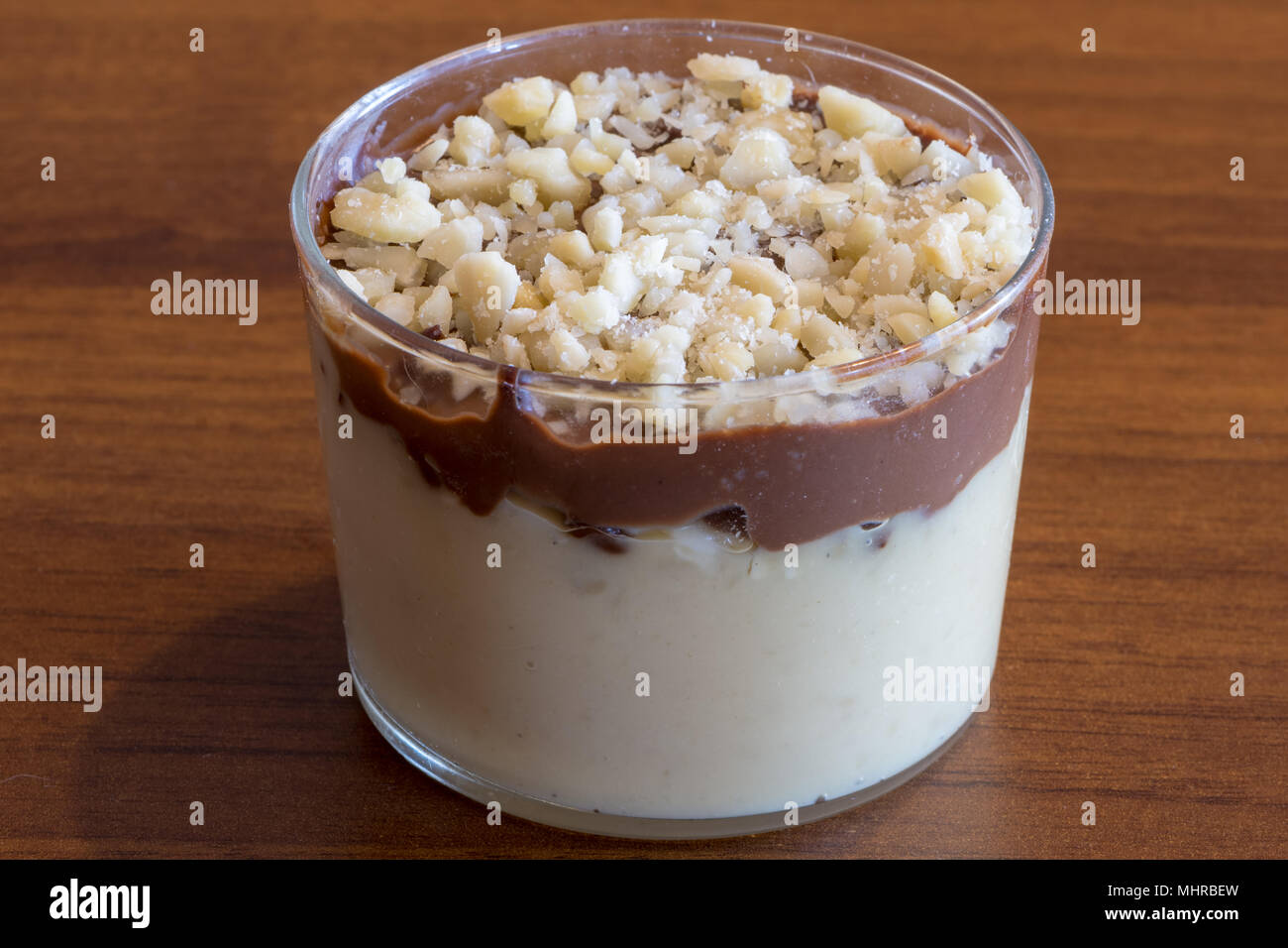 Dolce cucchiaio con limone e crema di cioccolato, dessert in vetro trasparente. Fotografia di cibo Foto Stock