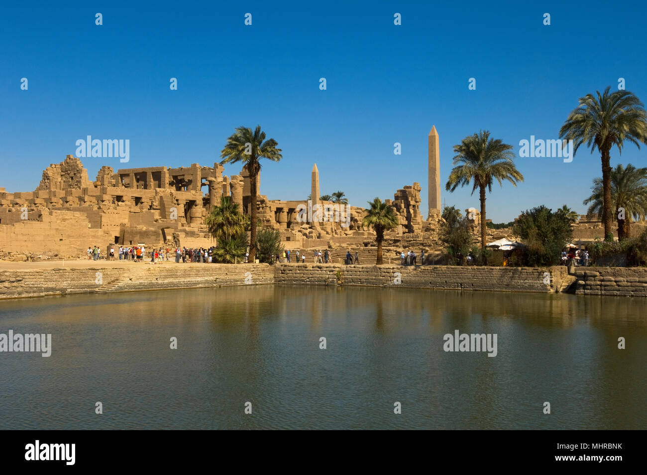 Vista attraverso il lago sacro, Tempio di Karnak complessa, Sito Patrimonio Mondiale dell'UNESCO, Luxor, Egitto Foto Stock