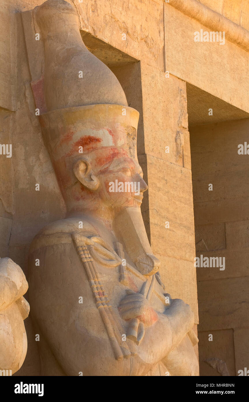 Osiride statua del faraone Regina Hatshepsut con resti di vernice, Tempio mortuario, Deir al Bahari Luxor Egitto Foto Stock