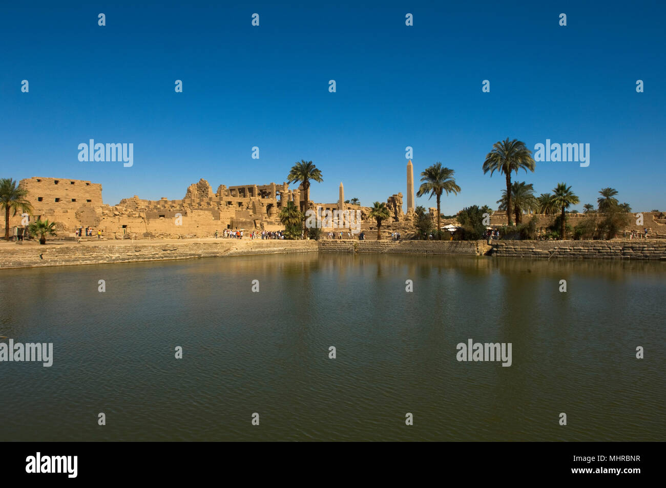 Vista attraverso il lago sacro, Tempio di Karnak complessa, Sito Patrimonio Mondiale dell'UNESCO, Luxor, Egitto Foto Stock