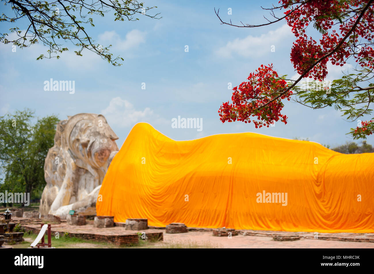 Wat Lokayasutharam Buddha reclinato in Ayutthaya, Thailandia. La Thailandia è conosciuta come il paese del sorriso. Foto Stock