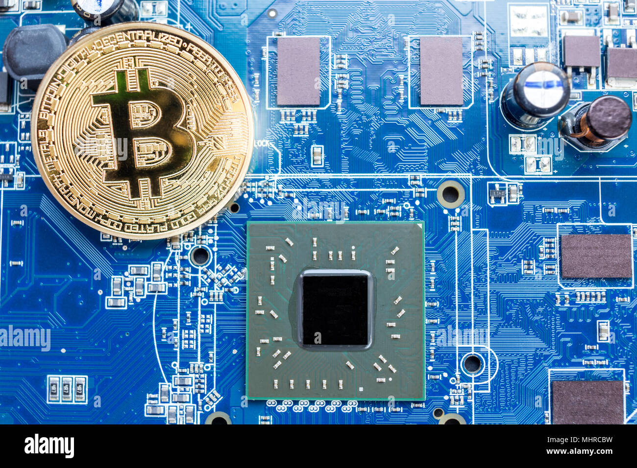 Bitcoin fisico posto sulla scheda grafica board Foto Stock