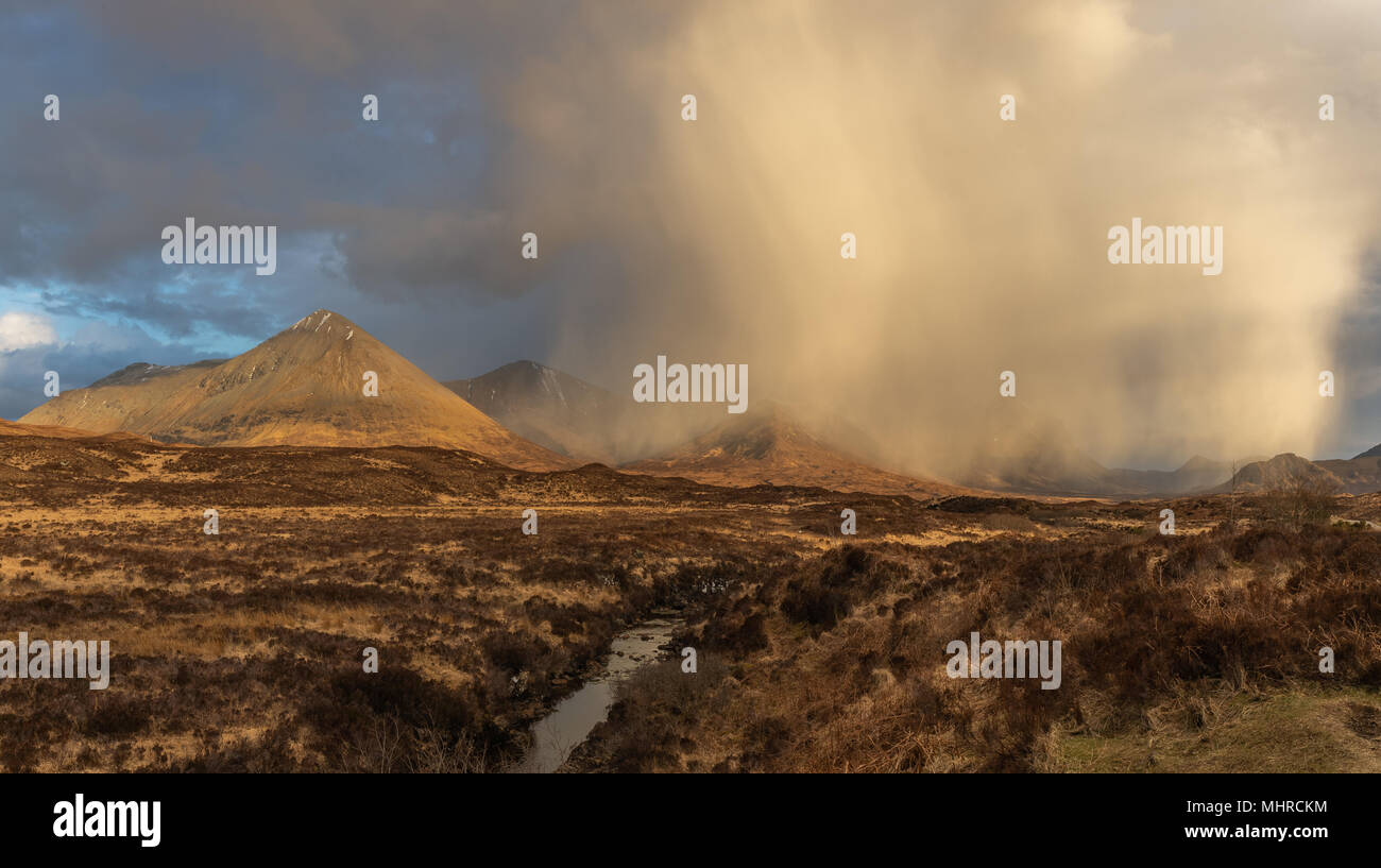 Meteo drammatico Sligachan , Isola di Skye , Scozia Foto Stock