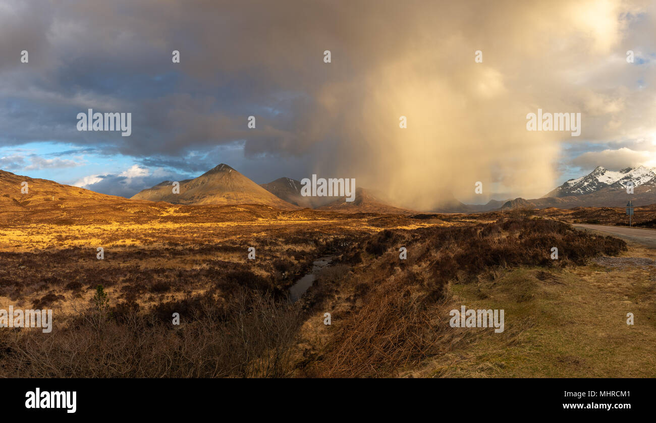 Meteo drammatico Sligachan , Isola di Skye , Scozia Foto Stock