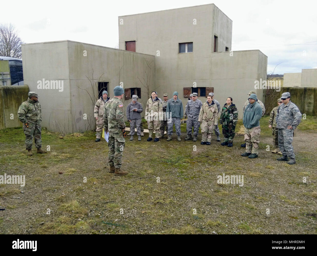 I soldati della 773d civile il Team di supporto, 361 gli affari civili brigata, istruire aviatori di 48th ingegnere civile Squadron, 48th Missione Gruppo di assistenza nella raccolta di informazioni sensibili da laboratori clandestini durante un chimico, biologico, radiazioni nucleari e di esercizio coordinato da difesa per la riduzione della minaccia Agenzia Europa presso la Stanford Area Formazione, Norfolk, Inghilterra, 8 marzo 2018. Foto Stock