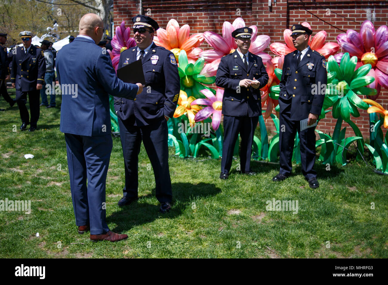 Philadelphia, PA, Stati Uniti d'America. Il 2 maggio, 2018. La polizia, vigili del fuoco, gli amici e le famiglie dei caduti primi responder frequentare l annuale fiamma viva memoriale di servizio in onore di quelle perse sul dazio in città. Credito: Michael Candelori/ZUMA filo/Alamy Live News Foto Stock