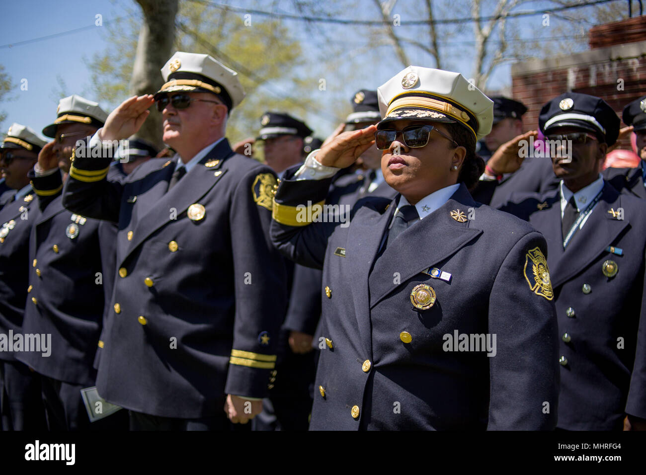 Philadelphia, PA, Stati Uniti d'America. Il 2 maggio, 2018. La polizia, vigili del fuoco, gli amici e le famiglie dei caduti primi responder frequentare l annuale fiamma viva memoriale di servizio in onore di quelle perse sul dazio in città. Credito: Michael Candelori/ZUMA filo/Alamy Live News Foto Stock