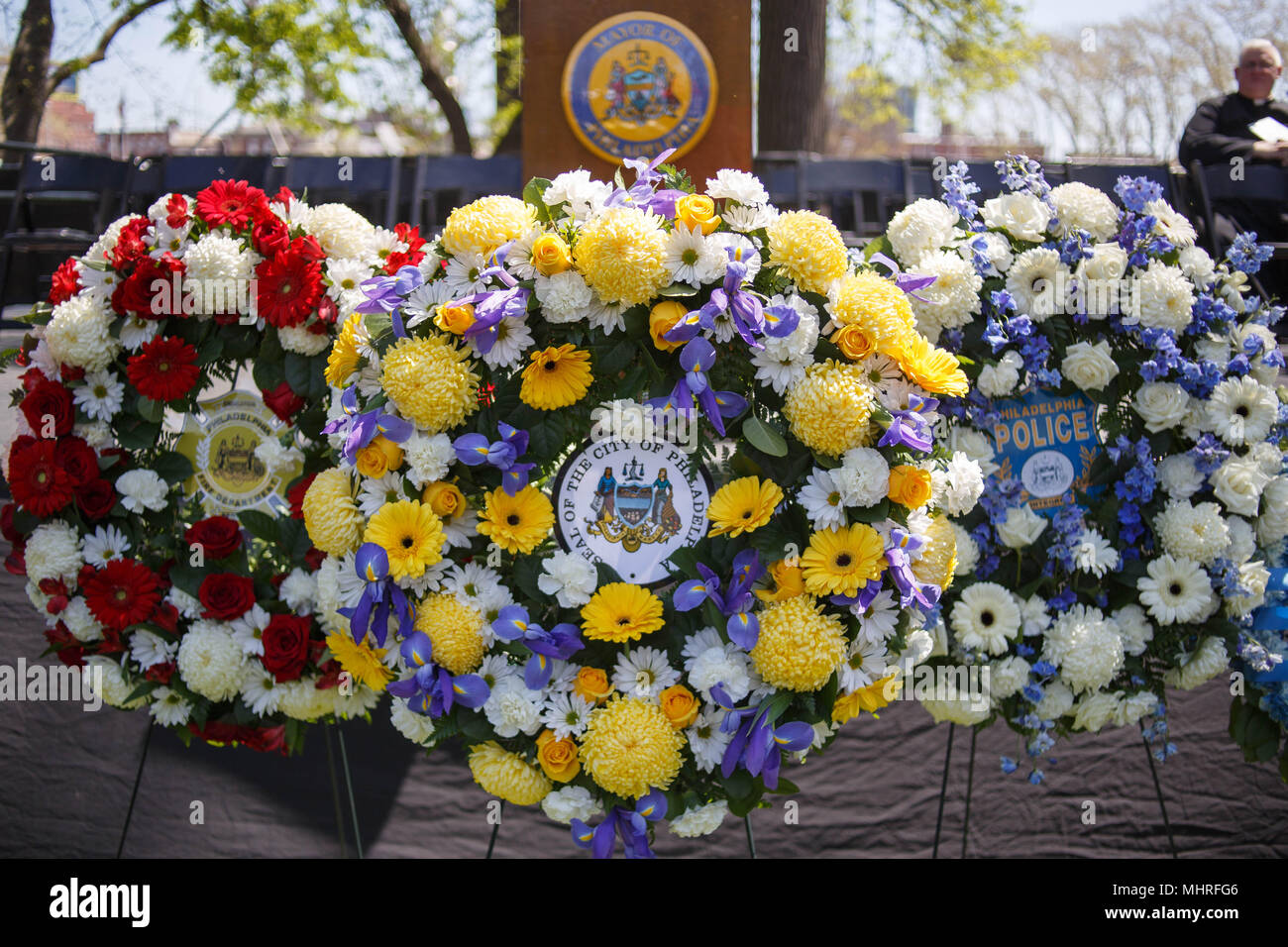 Philadelphia, PA, Stati Uniti d'America. Il 2 maggio, 2018. La polizia, vigili del fuoco, gli amici e le famiglie dei caduti primi responder frequentare l annuale fiamma viva memoriale di servizio in onore di quelle perse sul dazio in città. Credito: Michael Candelori/ZUMA filo/Alamy Live News Foto Stock