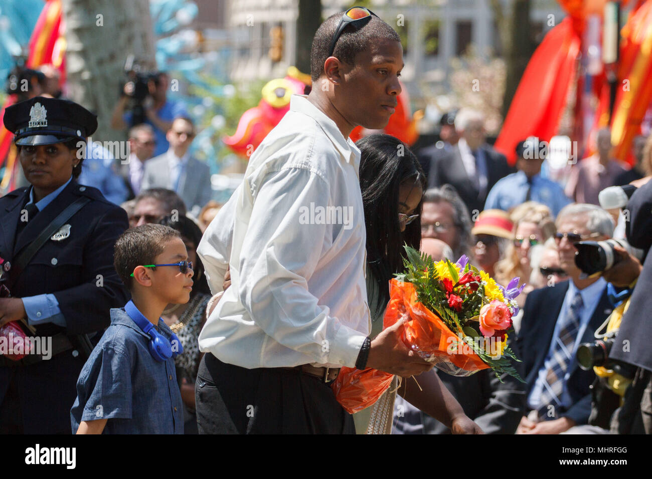 Philadelphia, PA, Stati Uniti d'America. Il 2 maggio, 2018. La polizia, vigili del fuoco, gli amici e le famiglie dei caduti primi responder frequentare l annuale fiamma viva memoriale di servizio in onore di quelle perse sul dazio in città. Credito: Michael Candelori/ZUMA filo/Alamy Live News Foto Stock