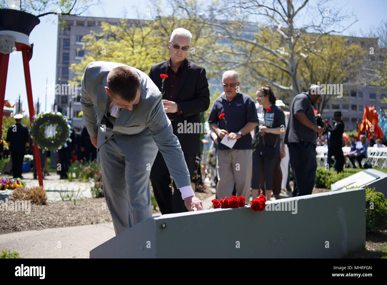 Philadelphia, PA, Stati Uniti d'America. Il 2 maggio, 2018. La polizia, vigili del fuoco, gli amici e le famiglie dei caduti primi responder frequentare l annuale fiamma viva memoriale di servizio in onore di quelle perse sul dazio in città. Credito: Michael Candelori/ZUMA filo/Alamy Live News Foto Stock