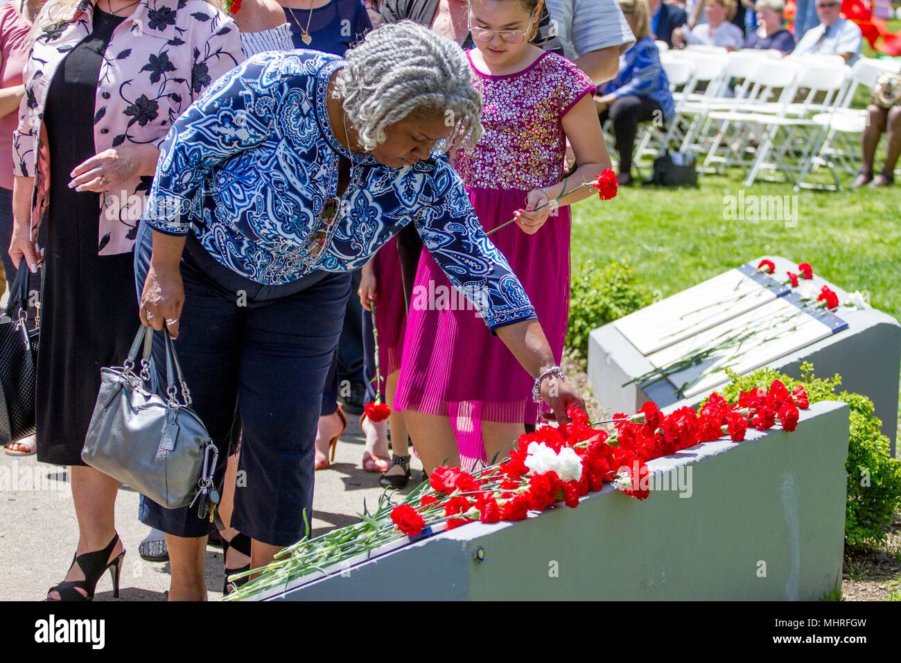 Philadelphia, PA, Stati Uniti d'America. Il 2 maggio, 2018. La polizia, vigili del fuoco, gli amici e le famiglie dei caduti primi responder frequentare l annuale fiamma viva memoriale di servizio in onore di quelle perse sul dazio in città. Credito: Michael Candelori/ZUMA filo/Alamy Live News Foto Stock
