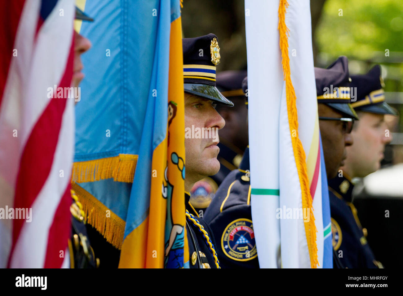 Philadelphia, PA, Stati Uniti d'America. Il 2 maggio, 2018. La polizia, vigili del fuoco, gli amici e le famiglie dei caduti primi responder frequentare l annuale fiamma viva memoriale di servizio in onore di quelle perse sul dazio in città. Credito: Michael Candelori/ZUMA filo/Alamy Live News Foto Stock