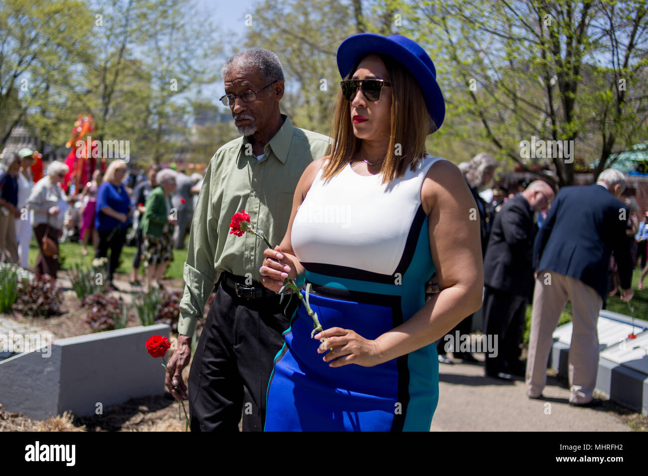 Philadelphia, PA, Stati Uniti d'America. Il 2 maggio, 2018. La polizia, vigili del fuoco, gli amici e le famiglie dei caduti primi responder frequentare l annuale fiamma viva memoriale di servizio in onore di quelle perse sul dazio in città. Credito: Michael Candelori/ZUMA filo/Alamy Live News Foto Stock