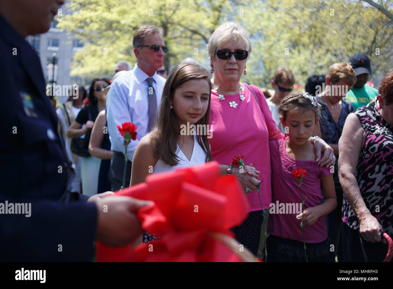Philadelphia, PA, Stati Uniti d'America. Il 2 maggio, 2018. La polizia, vigili del fuoco, gli amici e le famiglie dei caduti primi responder frequentare l annuale fiamma viva memoriale di servizio in onore di quelle perse sul dazio in città. Credito: Michael Candelori/ZUMA filo/Alamy Live News Foto Stock