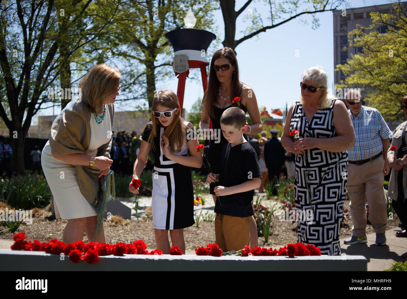 Philadelphia, PA, Stati Uniti d'America. Il 2 maggio, 2018. La polizia, vigili del fuoco, gli amici e le famiglie dei caduti primi responder frequentare l annuale fiamma viva memoriale di servizio in onore di quelle perse sul dazio in città. Credito: Michael Candelori/ZUMA filo/Alamy Live News Foto Stock