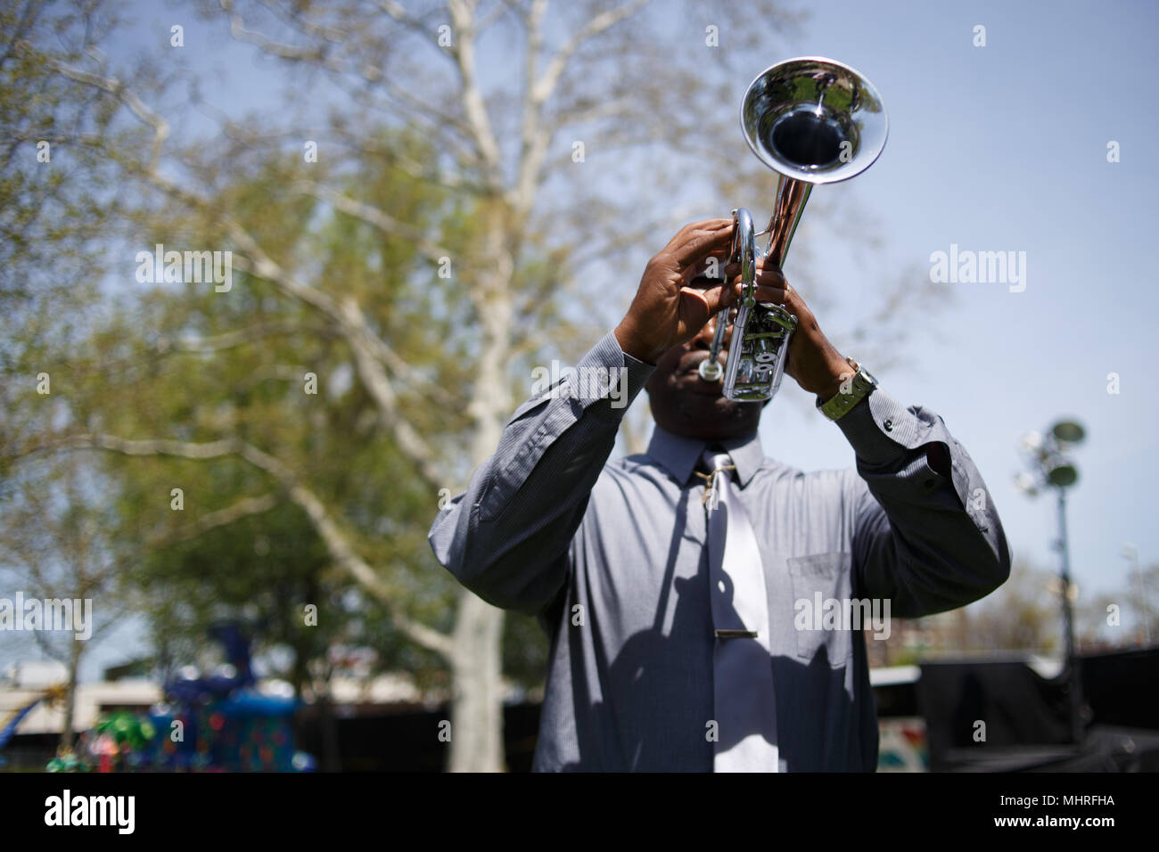Philadelphia, PA, Stati Uniti d'America. Il 2 maggio, 2018. La polizia, vigili del fuoco, gli amici e le famiglie dei caduti primi responder frequentare l annuale fiamma viva memoriale di servizio in onore di quelle perse sul dazio in città. Credito: Michael Candelori/ZUMA filo/Alamy Live News Foto Stock