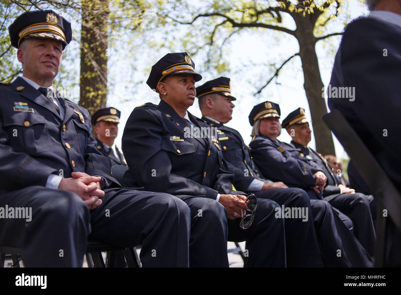 Philadelphia, PA, Stati Uniti d'America. Il 2 maggio, 2018. La polizia, vigili del fuoco, gli amici e le famiglie dei caduti primi responder frequentare l annuale fiamma viva memoriale di servizio in onore di quelle perse sul dazio in città. Credito: Michael Candelori/ZUMA filo/Alamy Live News Foto Stock