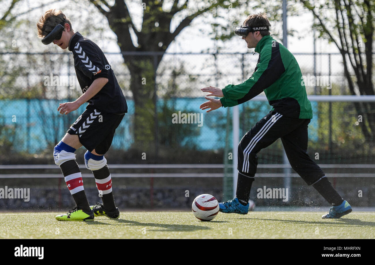 24 aprile 2018, Amburgo, Germania: i giocatori del tedesco Blind-campione di calcio, FC St Pauli, la formazione in un centro educativo per i non vedenti e ipovedenti in Amburgo. Come i giocatori con il residuo visivo anche giocare gli atleti neri indossare gli occhiali di protezione in schiuma. In questo modo si garantisce la parità di opportunità. Foto: Axel Heimken/dpa Foto Stock