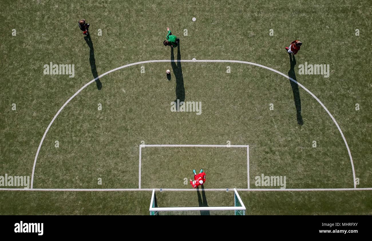 24 aprile 2018, Amburgo, Germania: i giocatori del tedesco Blind-campione di calcio, FC St Pauli, la formazione in un centro educativo per i non vedenti e ipovedenti in Amburgo.(Aeral view con un drone). Come i giocatori con il residuo visivo anche giocare gli atleti neri indossare gli occhiali di protezione in schiuma. In questo modo si garantisce la parità di opportunità. Foto: Axel Heimken/dpa Foto Stock