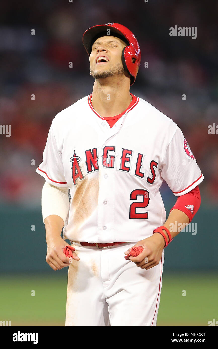 2 maggio 2018: Los Angeles Angeli shorstop Andrelton Simmons (2) ritorna stanco di prima base dopo ripetuti falli sfere sul colpo ed eseguire svolge nel gioco tra il Baltimore Orioles e Los Angeles gli angeli di Anaheim, Angel Stadium di Anaheim, CA, fotografo: Pietro Joneleit Foto Stock