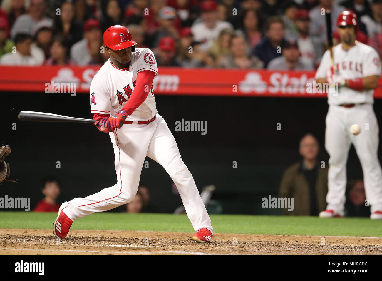 2 maggio 2018: Los Angeles Angeli sinistra fielder Justin Upton (8) bussa un tre eseguire Omero nella quinta inning di gioco tra il Baltimore Orioles e Los Angeles gli angeli di Anaheim, Angel Stadium di Anaheim, CA, fotografo: Pietro Joneleit Foto Stock