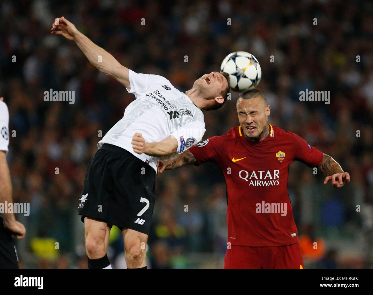Roma, Italia. Il 2 maggio 2018. James Milner di Liverpool e Radja Nainggolan di Roma durante la semi finale di UEFA Champions League , come Roma - Barcellona presso lo Stadio Olimpico di Roma Italia 02 maggio 2018 Credit: agnfoto/Alamy Live News Foto Stock