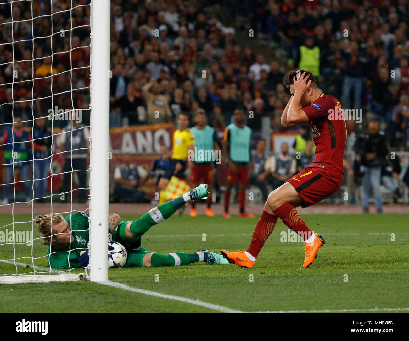 Roma, Italia. Il 2 maggio 2018. Cenzig sotto di Roma e Lorius Karius di Liverpool Liverpool sostenitore prima della Semi Finale di UEFA Champions League , come Roma - Barcellona presso lo Stadio Olimpico di Roma Italia 02 maggio 2018 durante la semi finale di UEFA Champions League , come Roma - Barcellona presso lo Stadio Olimpico di Roma Italia 02 maggio 2018 Credit: agnfoto/Alamy Live News Foto Stock