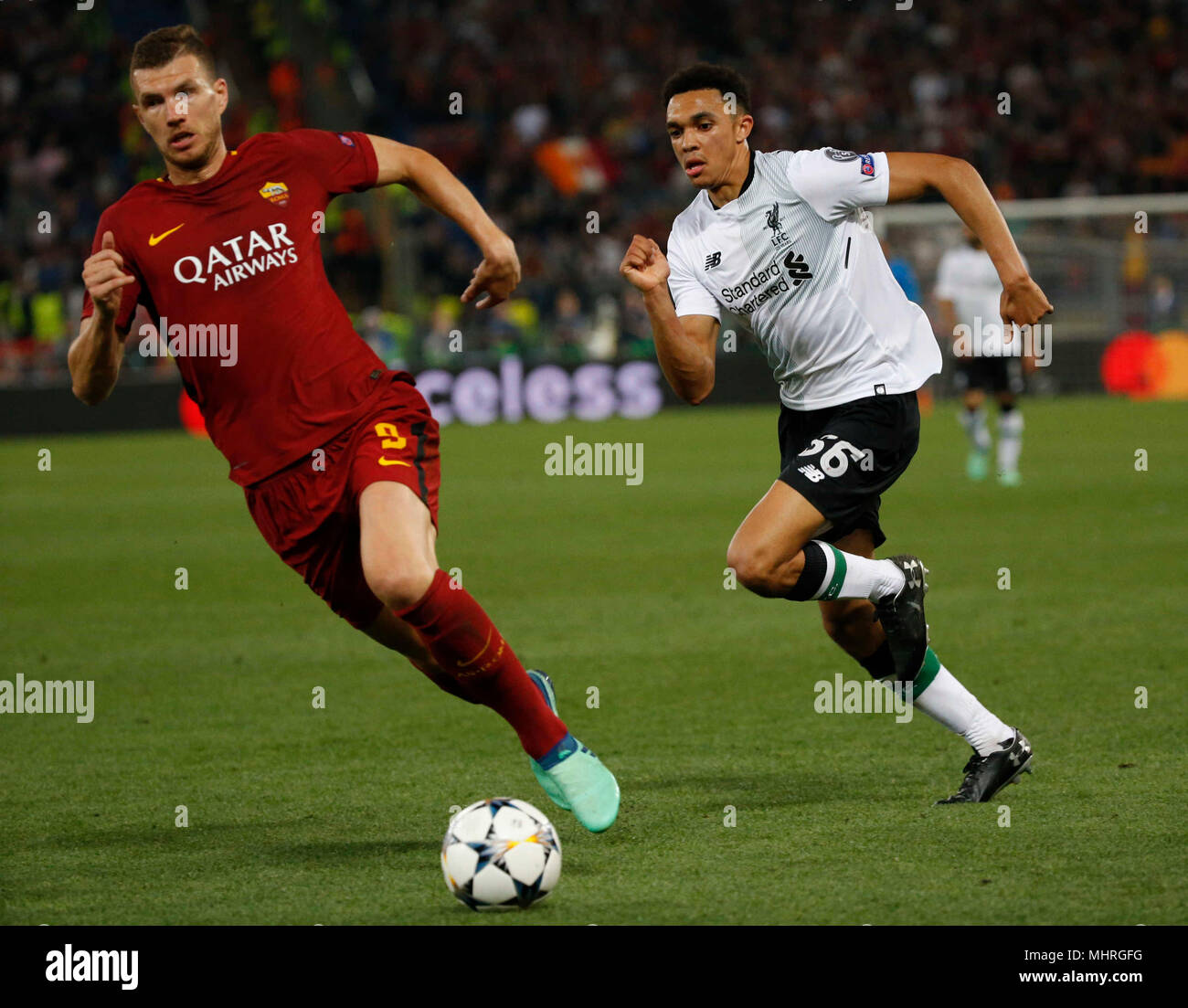 Roma, Italia. Il 2 maggio 2018. Edin Dzeko di Roma Trento Alexander Arnold di Liverpool durante la semi finale di UEFA Champions League , come Roma - Barcellona presso lo Stadio Olimpico di Roma Italia 02 maggio 2018 Credit: agnfoto/Alamy Live News Foto Stock