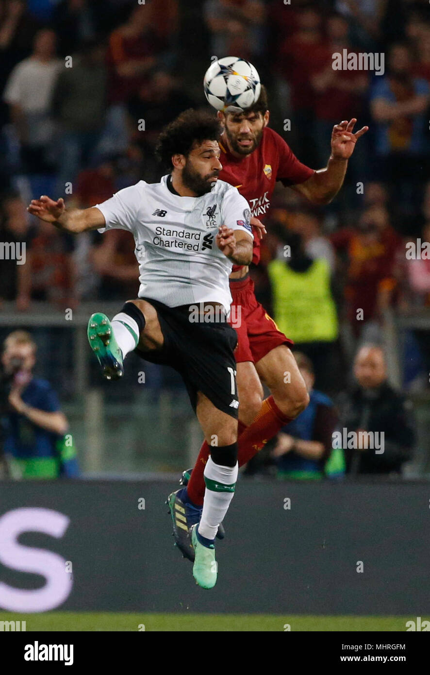 Roma, Italia. Il 2 maggio 2018. Federico Fazio di Roma e Mohamed Salah di Liverpool durante la semi finale di UEFA Champions League , come Roma - Barcellona presso lo Stadio Olimpico di Roma Italia 02 maggio 2018 Credit: agnfoto/Alamy Live News Foto Stock